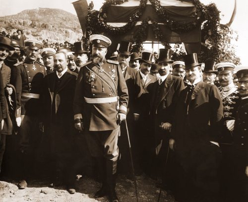 Фердинанд I, министър-председателят Александър Малинов, членове на правителството и генерали при обявяването на Независимостта на България. 