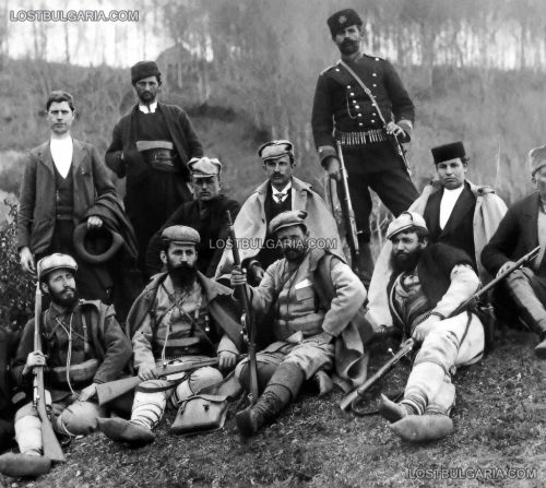 Войводите Мише Развигоров, Даме Груев, Ефрем Чучков и Атанас Бабата (първи ред отляво надясно) на Скопския конгрес на ВМОРО, 1905 г.